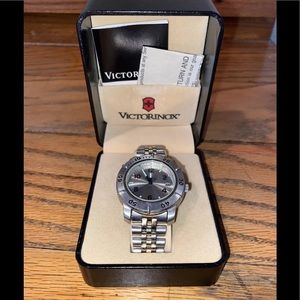 Vintage 1996 Victorinox avenger mens field watch full set